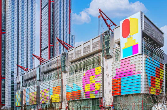 현대백화점이 오는 21일부터 다음달 7일까지 압구정본점 등 전국 16개 점포에서 여름 정기 세일을 진행한다. © 현대백화점