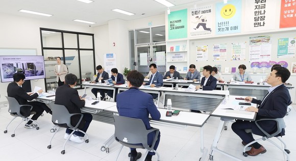 지난 17일 홍성군 홍북읍에 소재한 충청남도 청년센터를 방문해 청년정책 사업들에 대해 보고받고, 시설 전반과 사업추진에 대해 논의하고 있다. ⓒ 의회사무국