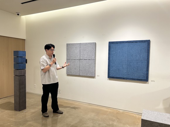 이우재 작가가 작품 감상법을 알려주고 있다. = 배예진 기자