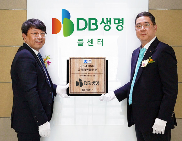 좌측부터 이립 한국능률협회컨설팅 부문장과 김영 DB생명 본부장이 19일 열린 현판식에서 기념 촬영을 하고 있다. ⓒ DB생명