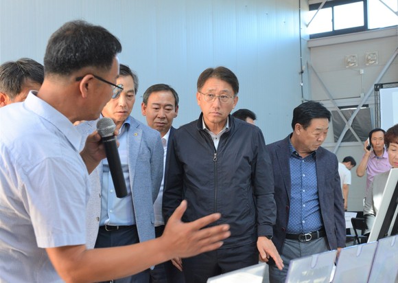 지난 18일 경기도 안성시 서안성농협에서 열린 사고 예방 캠페인에서 서국동 대표이사(사진 오른쪽 두 번째)가 안전용품 설명을 듣고 있다. ⓒ NH농협손해보험