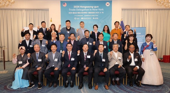 지난 19일 미국 뉴저지에서 충남경제진흥원, 뉴욕한인경제인협회, 홍성군기업인협의회와 함께 지역기업들의 북미시장 진출을 위한 상생협약식을 체결 후 기념촬영을 하고 있다. ⓒ 홍성군