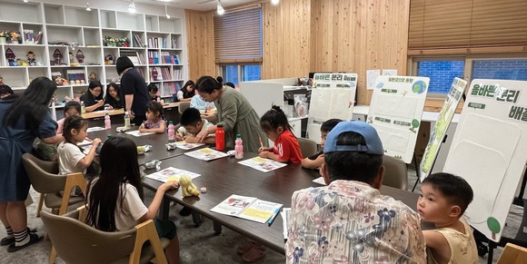 지난 19일 중학동 다문화가족협의회 소속 어머니와 자녀들을 대상으로 '다문화 행복모임 프로그램 강좌'를 진행하고 있다. ⓒ 공주시