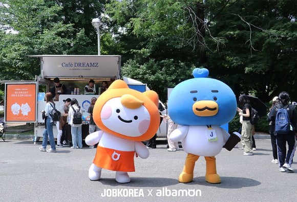 잡코리아와 알바몬이 카페드림즈 커피차 행사를 진행중이다. Ⓒ잡코리아