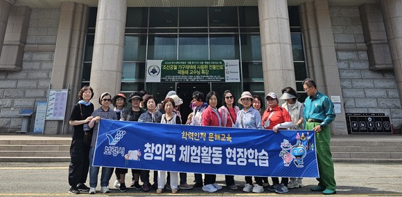 20일 보령시 초등·중학 학력인정 문해교육 학습자 22명 대상 서산시 일원을 견학하는 현장학습을 실시 후 기념촬영을 하고 있다. ⓒ 보령시