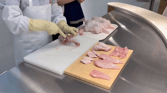 하림 관계자가 닭을 부위별로 발골하며 소개하고 있다. =배예진 기자