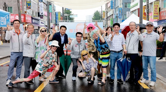 김동일 시장은 지난 22일 인천서구문화재단 문화의 거리 여름페스티벌 거리축제에 참가해 제27회 보령머드축제 홍보활동 후 기념촬영을 하고 있다. ⓒ 보령시