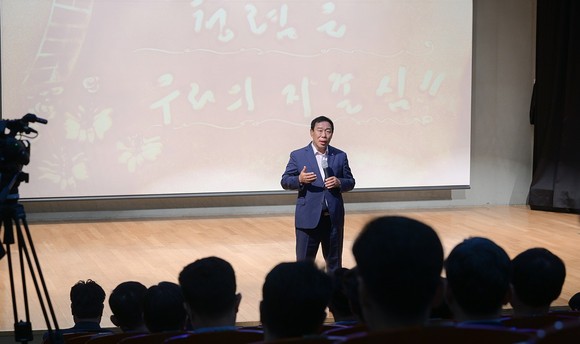 최민호 시장이 24일 시청 여민실에서 '2024년 간부공무원 청렴리더십 교육' 강의를 하고 있다. ⓒ 세종시