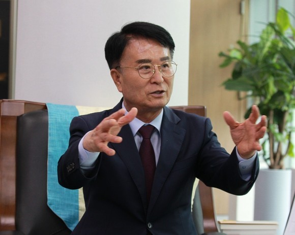 박동식 사천시장이 우주항공 비전을 설명하고 있다. ⓒ 프라임경제