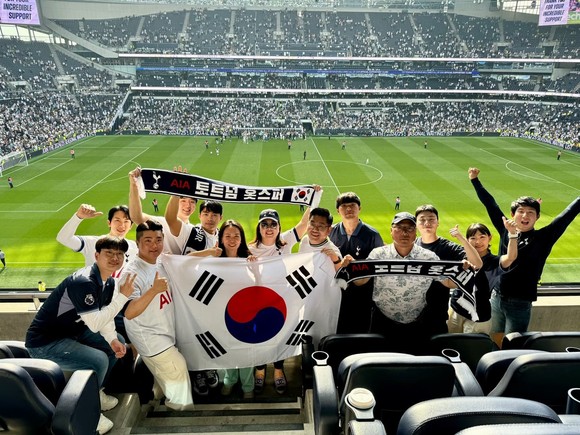AIA생명은 팬크리에이터와 함께 토트넘 홋스퍼 스타디움을 방문한 영상이 25일 공개된다고 밝혔다. ⓒ AIA생명