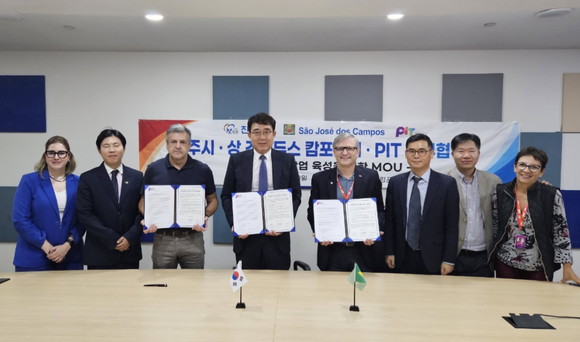 진주시가 브라질 상조세두스캄푸스시와 우주항공산업 업무협약을 체결하고 있다. ⓒ 진주시