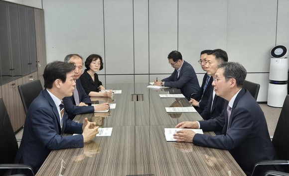 조규일 진주시장이 윤영빈 우주항공청장과 면담을 실시하고 있다. ⓒ 진주시