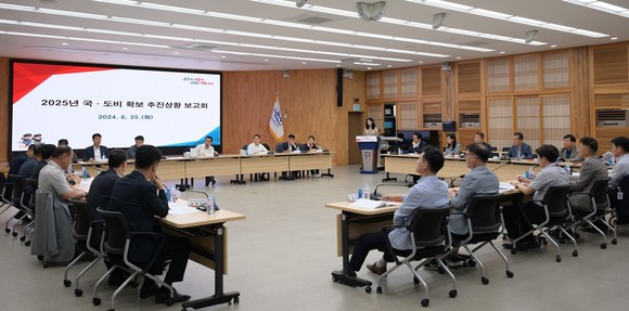 25일 시청 회의실에서 '2025년도 국·도비 확보 추진상황 보고회'를 개최하고 있다. ⓒ 논산시