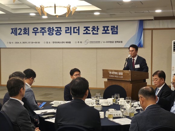 박동식 사천시장이 제2회 우주항공 리더 조찬 포럼에 참석해 우주항공복합도시 조성의 필요성과 타당성을 설명하고 있다. ⓒ 프라임경제