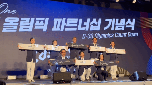 올림픽 메달리스트 국가대표 선수들과 오비맥주 관계자들이 슬로건을 들며 2024 파리올림픽 파트너십을 기념하고 있다. =배예진 기자