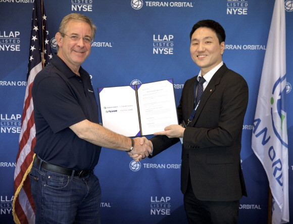 한화시스템 사내벤처 플렉셀 스페이스(Flexell Space)와 미국 위성 제조 기업 테란 오비탈(Terran Orbital)이 지난 25일(현지시각) '태양전지 공급 및 해외 사업 협력' 업무협약(MOU)을 체결했다. ⓒ 한화시스템
