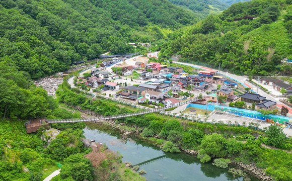 산청군이 준공한 지리산 내대 생태길 출렁다리. ⓒ 산청군