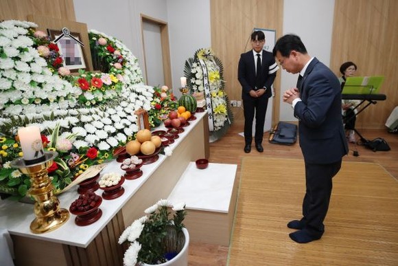 박병규 광산구청장이 28일 무연고 사망자 빈소를 찾아 조문을 하고 있다. ⓒ 광산구청