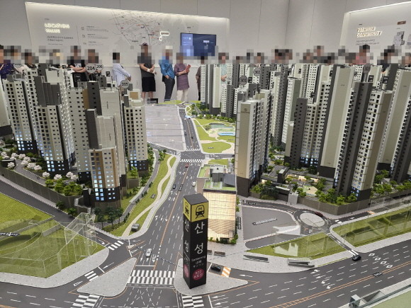 견본주택에 마련된 산성역 헤리스톤 모형. = 전훈식 기자