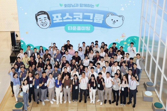 지난 1일 포항에서 열린 타운홀 미팅에서 장인화 회장과 참석자들이 포즈를 취하고 있다. ⓒ 포스코그룹