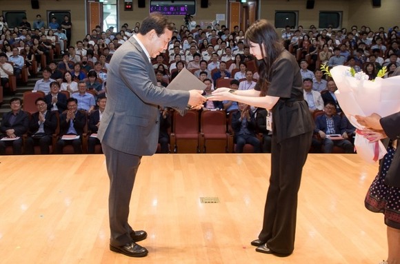 최민호 시장이 지난1일 7월 직원 소통의 날 '최고 지도자상'을 수여하고 있다. ⓒ 세종시