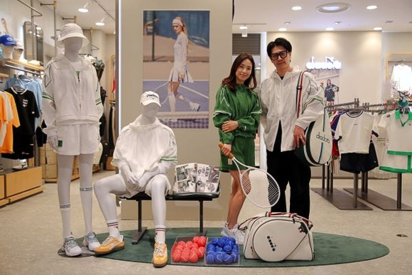 광주신세계, 신관 지하 1층 디아도라 매장에서 직원들이 테니스 가방과 의류를 선보이고 있다. ⓒ 광주신세계