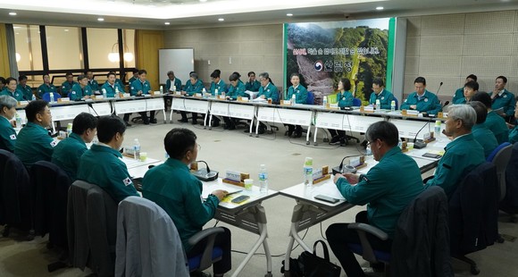 남성현 청장이 2일 전국 대부분의 지역에 호우 특보 및 예비특보가 발표됨에 따라 산사태 대비 긴급대책 회의를 개최하고 있다. ⓒ 산림청