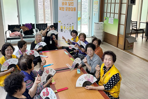 주민들이 직접 만든 부채를 들고 활짝 웃고 있다. ⓒ 영주시