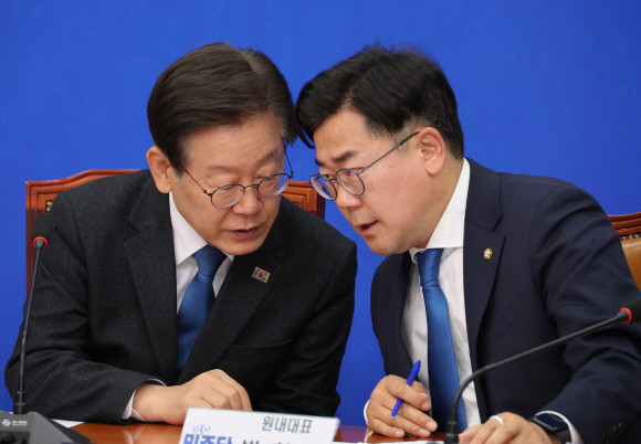 더불어민주당의 이재명 전 대표(왼쪽)와 박찬대 대표 직무대행 겸 원내대표가 지난 5월31일 서울 여의도 국회에서 열린 최고위원회의에서 대화하고 있다. ⓒ 연합뉴스