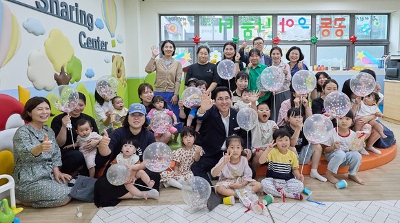 지난 2일 취임 2주년을 맞아 배방 꿈비채 아파트 돌봄 친화 공간을 방문해 돌봄 시책에 대한 시민의 목소리를 청취 후 단체 기념촬영을 하고 있다. ⓒ 아산시