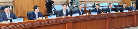 이복현 금융감독원장(왼쪽에서 세번째)이 3일 서울 여의도 소재 금융투자협회 대회의실에서 16개 증권회사 CEO와 진행한 간담회에서 모두발언 하고 있다. ⓒ 프라임경제
