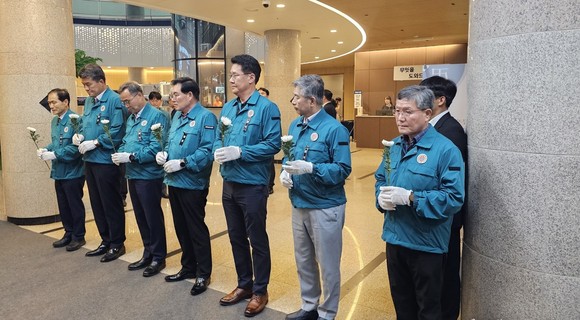 지난 2일 경기도 화성시청 1층에 마련된 화성 아리셀공장 화재사고 희생자 분향소를 찾아 조문하고 있다. ⓒ 의회사무국