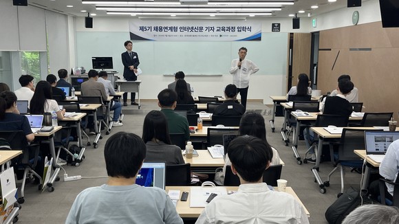 입학식 개회사를 하고 있는 이의춘 인터넷신문협회 회장. ⓒ 한국인터넷신문협회
