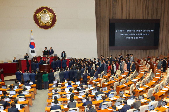 지난 4일 오후 국회에서 열린 본회의에서 '채상병 특검법' 무제한토론 종결 동의의 건이 상정되자, 추경호 국민의힘 원내대표와 의원들이 이에 대해 항의하고 있다. ⓒ 연합뉴스