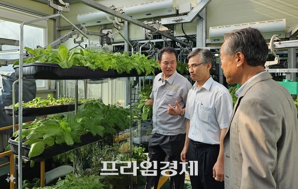 코리아휠 최훈 회장이 지난 1일 직접 개발한 코리아팜 시설을 방문한 키르기스스탄 대표단에게 작물을 키우는 방식을 설명하고 있다. ⓒ 프라임경제