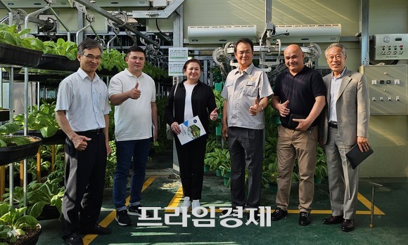 키르기스스탄 대표단이 지난 1일 보령시 관창공단에 있는 코리아휠 스마트팜 시설을 방문해 주요 시설을 견학 후 최훈 회장과 기념촬영을 하고 있다. ⓒ 프라임경제