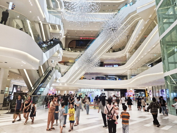 여름 휴가철을 맞아 '몰캉스'를 즐기기 위해 모여든 고객들의 모습. © 롯데쇼핑