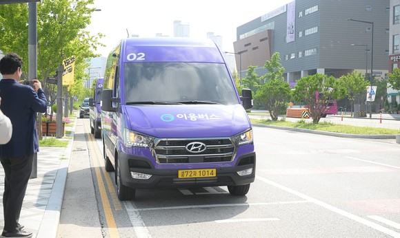 세종시 통합교통플랫폼인 '이응앱'을 이용해 도심형 수요응답형버스(DRT)인 '이응버스'. ⓒ 세종시