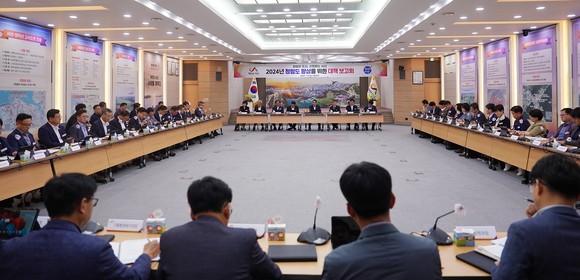시청 대회의실에서 8일 열린 청렴도 향상을 위한 부서별 대책보고회를 개최하고 있다. ⓒ 서산시