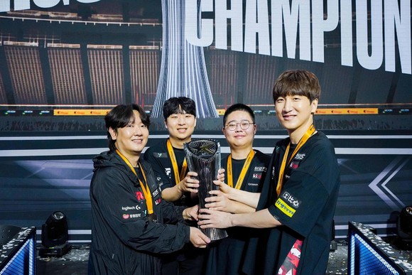 넥슨이 정통 온라인 축구게임 'EA SPORTS FC™ Online(이하 FC 온라인)'의 국내 최상위 정규리그 '2024 eK 리그 챔피언십 시즌 2' 그랜드 파이널에서 KT 롤스터가 우승을 차지했다고 8일 밝혔다. ⓒ 넥슨