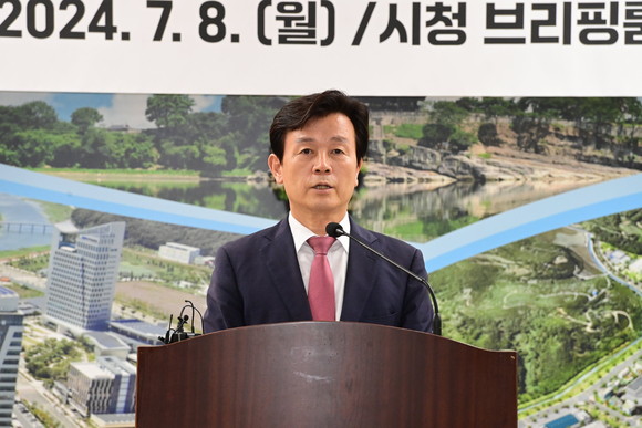조규일 진주시장이 브리핑룸에서 민선 8기 취임 2주년 기자회견을 열고 부강 진주 미래비전을 제시하고 있다. ⓒ 프라임경제