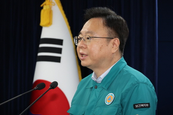 8일 서울 종로구 정부서울청사에서 열린 의사 집단행동 중앙재난안전대책본부 회의 브리핑에서 질문에 답하고 있는 조규홍 보건복지부 장관. © 연합뉴스