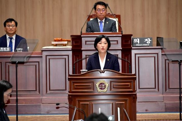 광주광역시의회 제9대 후반기 의장에 출마한 신수정 의원이 8일 열린 제9대 후반기 의장단 선거에서 정견발표를 하고 있다. ⓒ 광주광역시의회