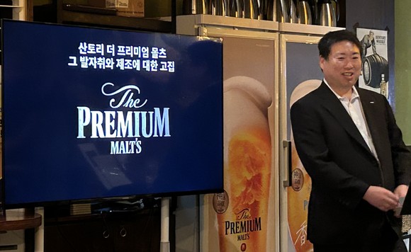 카와사키 신고 산토리 양조사가 지난 8일 열린 산토리 프리미엄 몰츠 하우스 팝업스토어 오픈 기념식에 참석해 맥주 제조 과정을 설명하고 있다. =배예진 기자