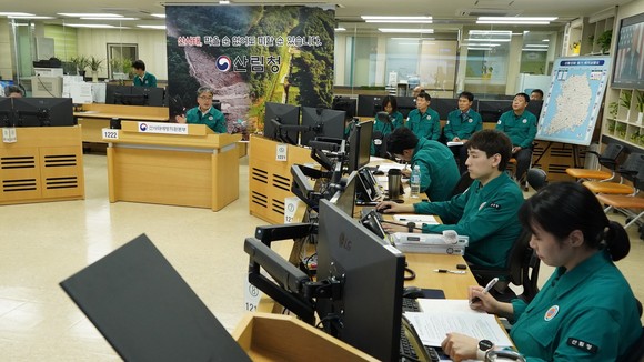 임상섭 산림청장이 지난 8일 중앙산림재난상황실에서 집중호우 대비 산사태 대응상황 점검회의를 개최하고 있다. ⓒ 산림청