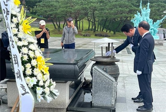 더불어민주당 최고위원 후보자 등록을 마친 최대호 안양시장이 등록 후 첫 일정으로 국립5·18민주묘지를 찾아 민주화 영령께 참배하고 있다. ⓒ 독자제공