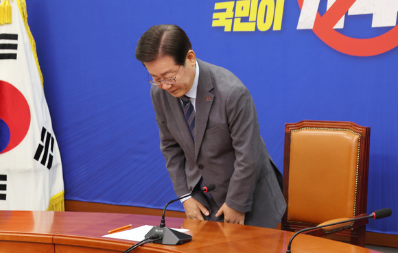지난달 24일 이재명 전 더불어민주당 대표가 국회에서 당대표직 사퇴 입장을 밝힌 뒤 인사하고 있다. ⓒ 연합뉴스