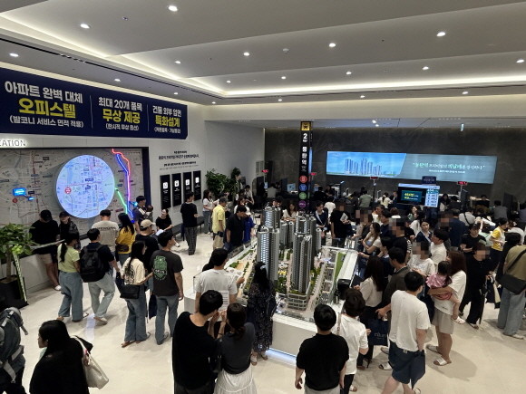 '동탄역 대방 엘리움 더 시그니처' 견본주택에 많은 인파가 몰려 있다. © 대방산업개발