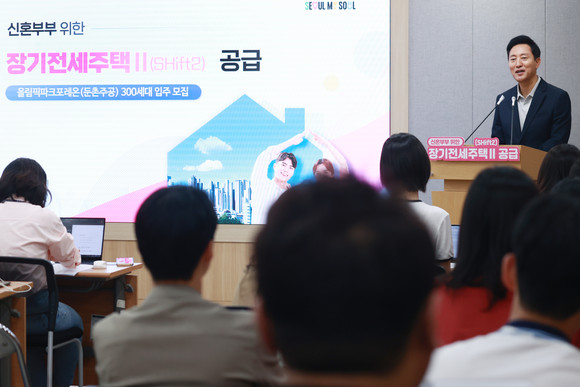 오세훈 서울시장이 10일 서울시청에서 '신혼부부 장기전세주택Ⅱ' 공급 관련 약식 브리핑을 하고 있다. © 연합뉴스