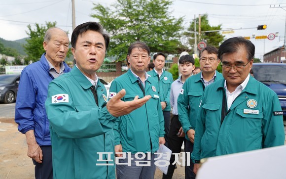 김태흠 충남지사가 10일 서천군 현장을 찾아 후속 조치를 위한 총력을 강조하고 있다. ⓒ 프라임경제